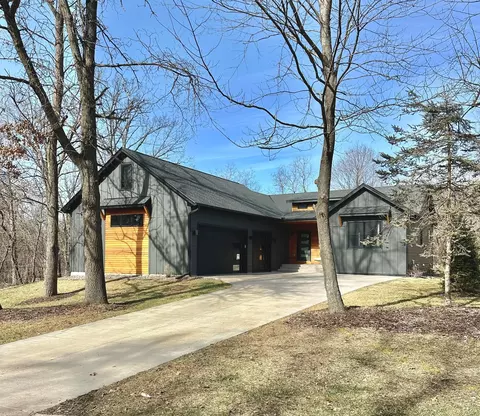 1401 Harmony Dr, Mahtomedi, MN 55115