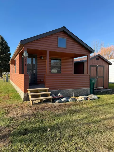 304 N Main St N, Gwinner, ND 58040