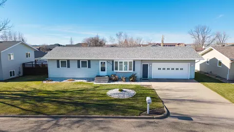 923 7th Ave NW, Valley City, ND 58072