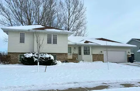 204 Falcon Dr, Mankato, MN 56001