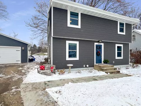2053 Mesabi Ave, North Saint Paul, MN 55109