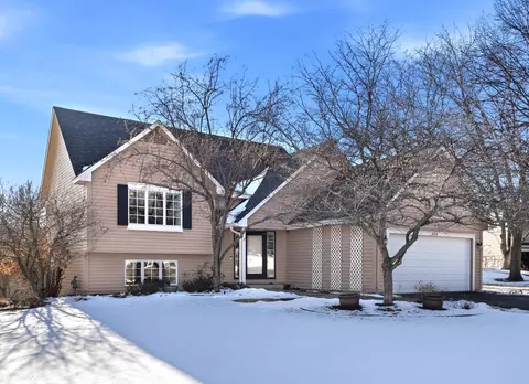 185 Cascade Ct, Chanhassen, MN 55317