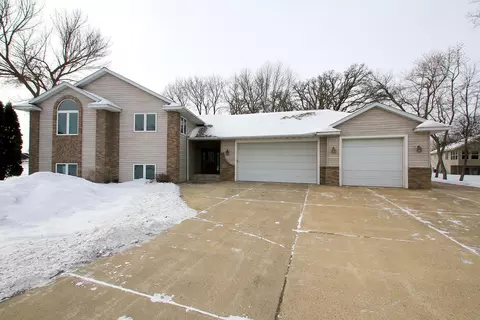 720 Tyler St SW, Hutchinson, MN 55350