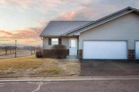 1563 Ponderosa Ln, New Richmond, WI 54017