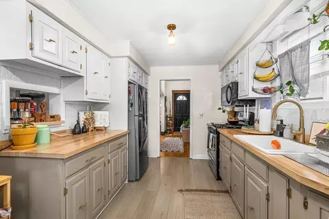 Kitchen - 3816 W 5th St, Duluth, MN 55807 photo 2 of 2