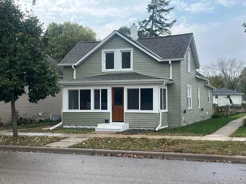 215 N Maple St, Chaska, MN 55318