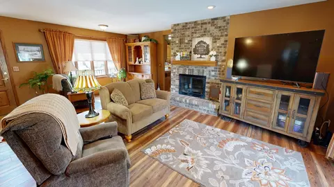 Living - 941 Mary Ave, Willmar, MN 56201 photo 4 of 5