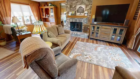 Living - 941 Mary Ave, Willmar, MN 56201 photo 3 of 5