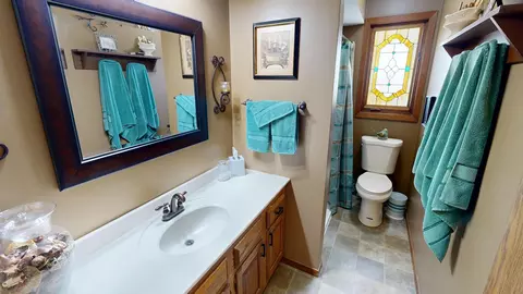 Bath - 941 Mary Ave, Willmar, MN 56201 photo 2 of 6