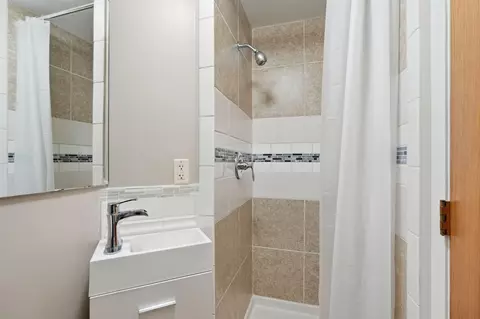 Bath - 1650 Hickory Hill Dr, Eagan, MN 55122 photo 3 of 3
