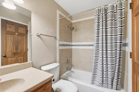 Bath - 1650 Hickory Hill Dr, Eagan, MN 55122 photo 2 of 3