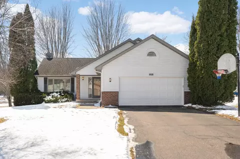 1251 Lake Susan Hills Dr, Chanhassen, MN 55317