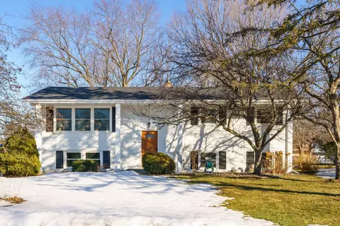 1404 Primrose Curv, Roseville, MN 55113