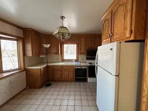 Kitchen - 700 Oakland Pl NE, Austin, MN 55912 photo 2 of 2