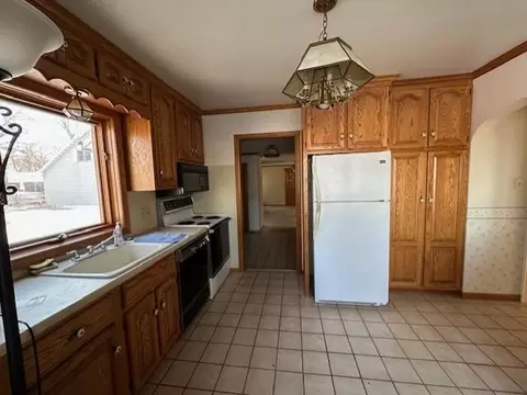 Kitchen - 700 Oakland Pl NE, Austin, MN 55912 photo 1 of 2