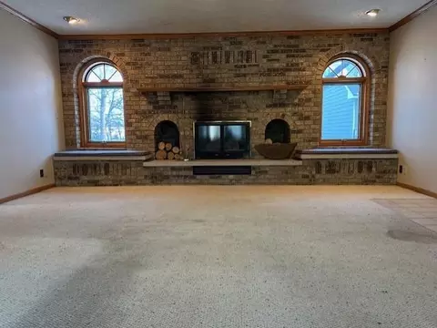 Living - 700 Oakland Pl NE, Austin, MN 55912 photo 2 of 5