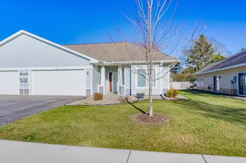 1427 Ravoux Ln, Chaska, MN 55318