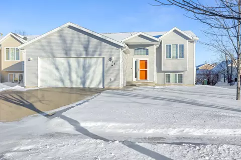 921 Homestead Ct, West Fargo, ND 58078