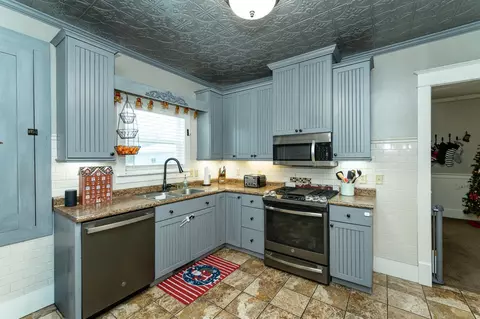 Kitchen - 40 2nd Ave NW, Plainview, MN 55964 photo 2 of 2