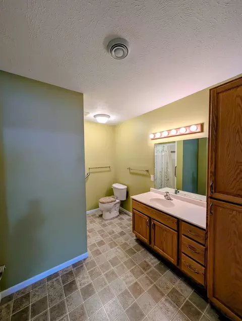 Bath - 1213 E Ashmore Ave, Montevideo, MN 56265 photo 5 of 9