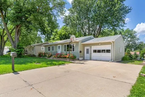 1032 Valley View Rd, Faribault, MN 55021