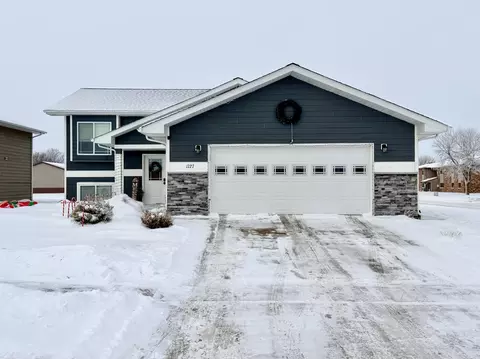 1727 Grand Ave, Worthington, MN 56187
