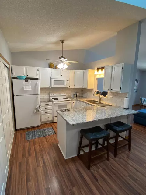 1060 Pond View Ct, Vadnais Heights, MN 55127