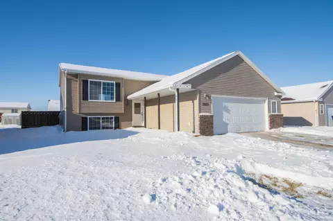 3023 33rd St S, Moorhead, MN 56560