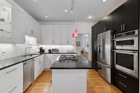 103 Edgewood Ct, Wayzata, MN 55391