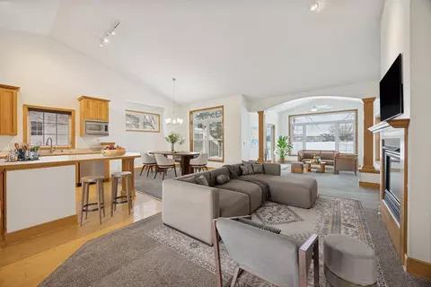 519 Holly Ln N, Oakdale, MN 55128