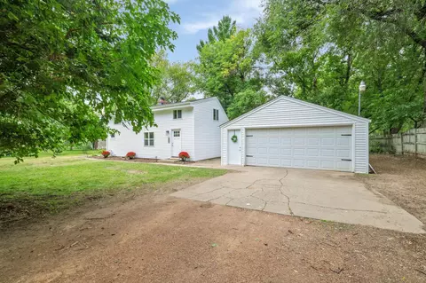 6690 Nez Perce Dr, Chanhassen, MN 55317