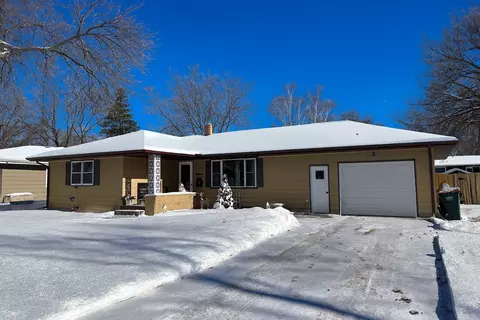 826 Maple St NE, Hutchinson, MN 55350