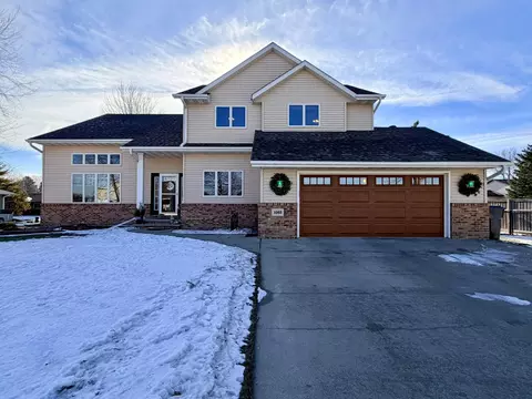 1085 Briarwood Dr, Worthington, MN 56187