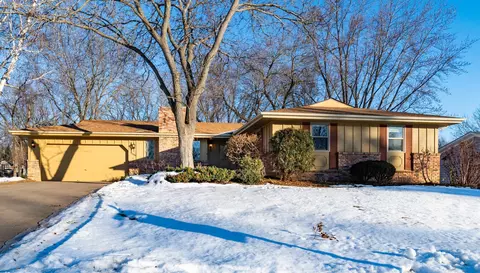 2888 Bartelmy Ln, Maplewood, MN 55109