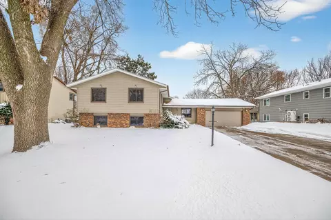 2801 Aglen Ave, Roseville, MN 55113