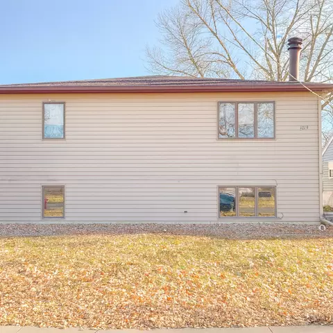 1019 College St N, Fargo, ND 58102