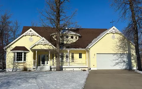 111 Oakwood Ct, Thief River Falls, MN 56701