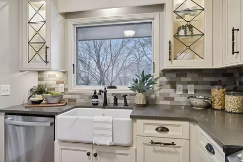 Kitchen - 499 Wheeler Dr, Excelsior, MN 55331 photo 4 of 6