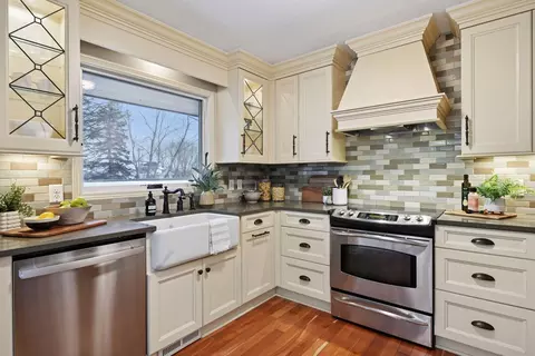 Kitchen - 499 Wheeler Dr, Excelsior, MN 55331 photo 2 of 6