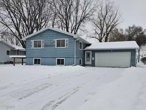 211 Edgeview Dr, Rollingstone, MN 55969