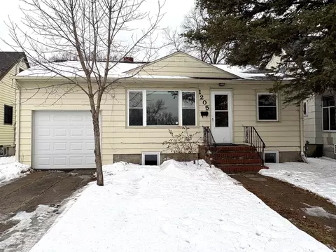 1205 6th St S, Moorhead, MN 56560