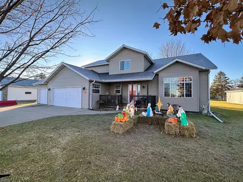 420 7th St NE, Perham, MN 56573