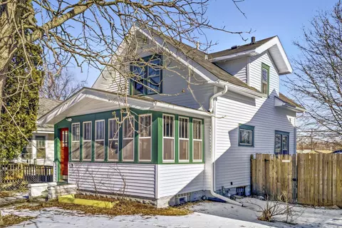 1002 Earl St, Saint Paul, MN 55106