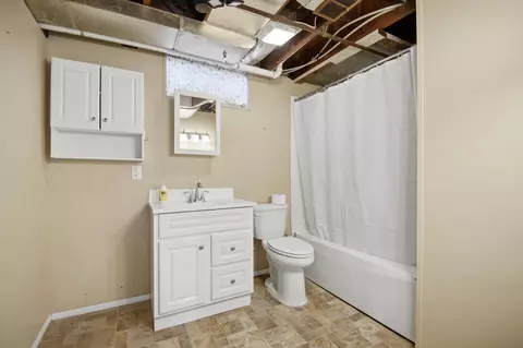 Bath - 1918 7th Ave NE, Austin, MN 55912 photo 3 of 3