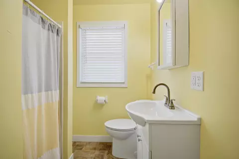 Bath - 1918 7th Ave NE, Austin, MN 55912 photo 1 of 3