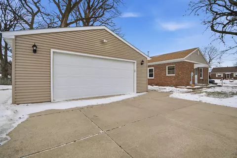Exterior - 1918 7th Ave NE, Austin, MN 55912 photo 2 of 4