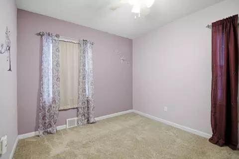 Bedroom - 1918 7th Ave NE, Austin, MN 55912 photo 7 of 9