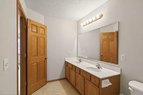 Bath - 1780 Talon Trl, Eagan, MN 55122 photo 2 of 5