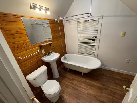 Bath - 1027 6th Ave S, Saint Cloud, MN 56301 photo 4 of 4