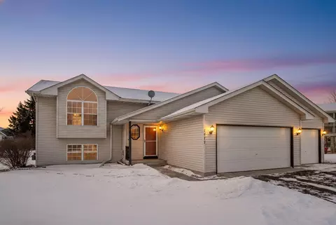 1477 Creekside Dr, Waconia, MN 55387